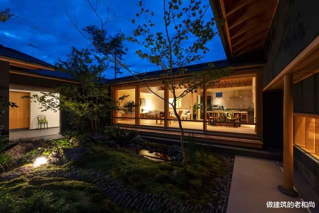 200㎡的日式住宅:以木为材,围绕一个流水庭院组织空间