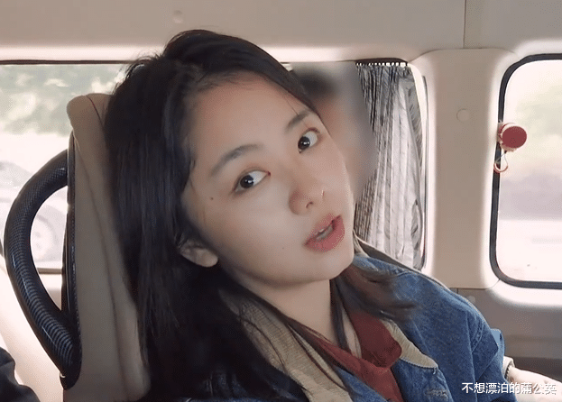 服饰|谭松韵晒日常,31岁年纪却打扮像学生,助理镜头下不化妆更显小