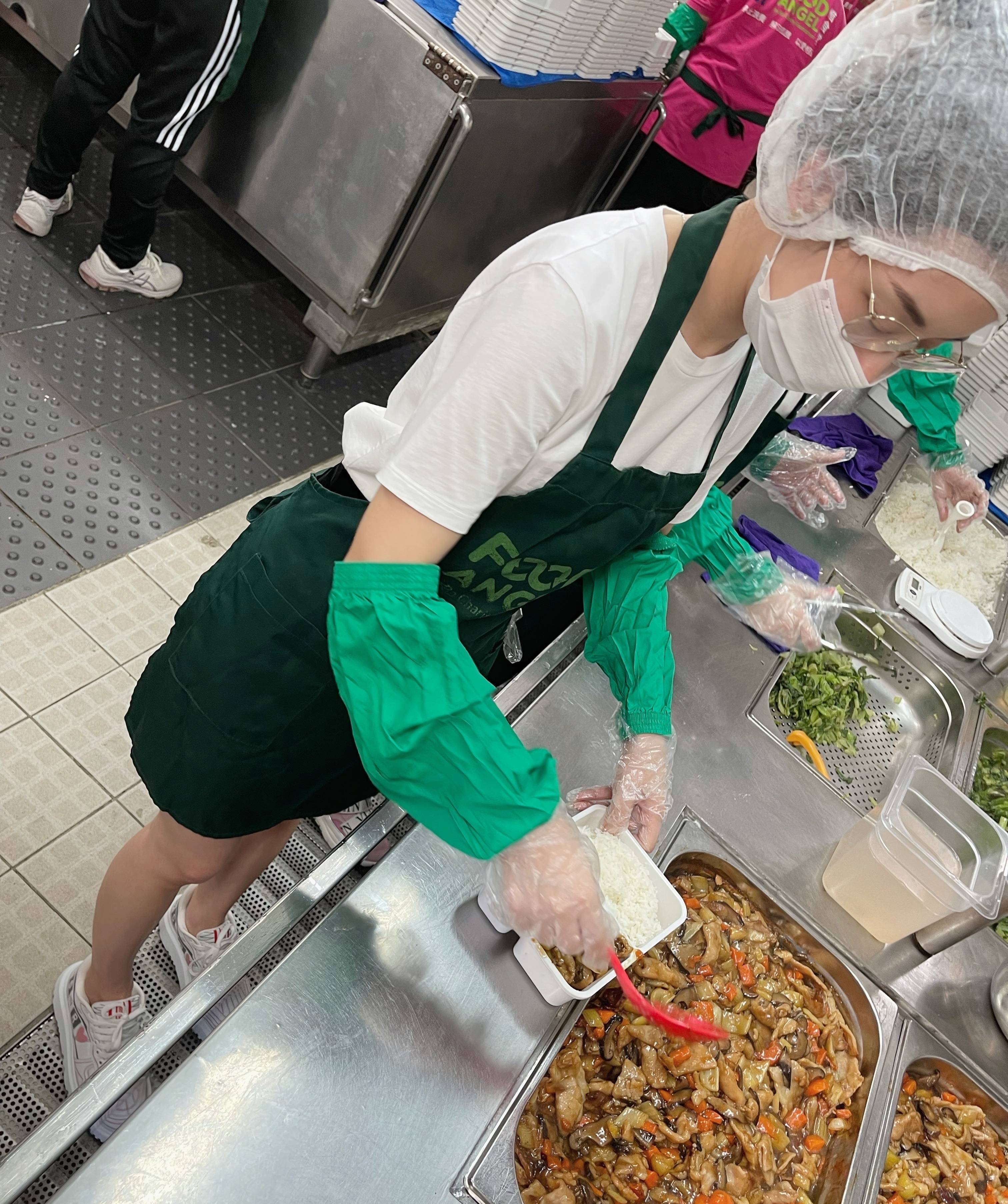 郭富城|郭富城圣诞节带方媛还有两个女儿上街游玩，小家伙一人一个样式的发型，超可爱