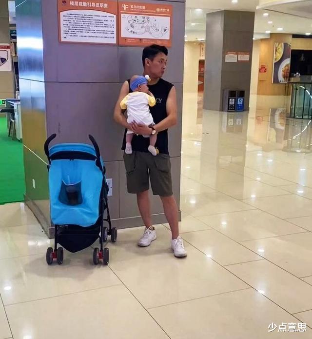 四川省 四川：父子俩沉迷小姐姐跳舞无法自拔，被妻子发现后，一脸尴尬