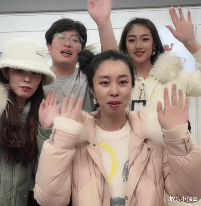 |田静带全家人去搓澡，悦悦背影像许妈，郭威走路姿势像姚爸