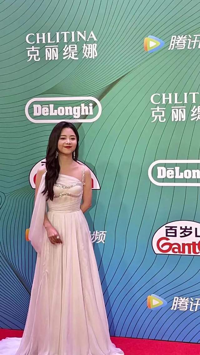 白玉兰|白玉兰生图：白百何一蹶不振，关晓彤像没洗头，倪妮怎么做到的