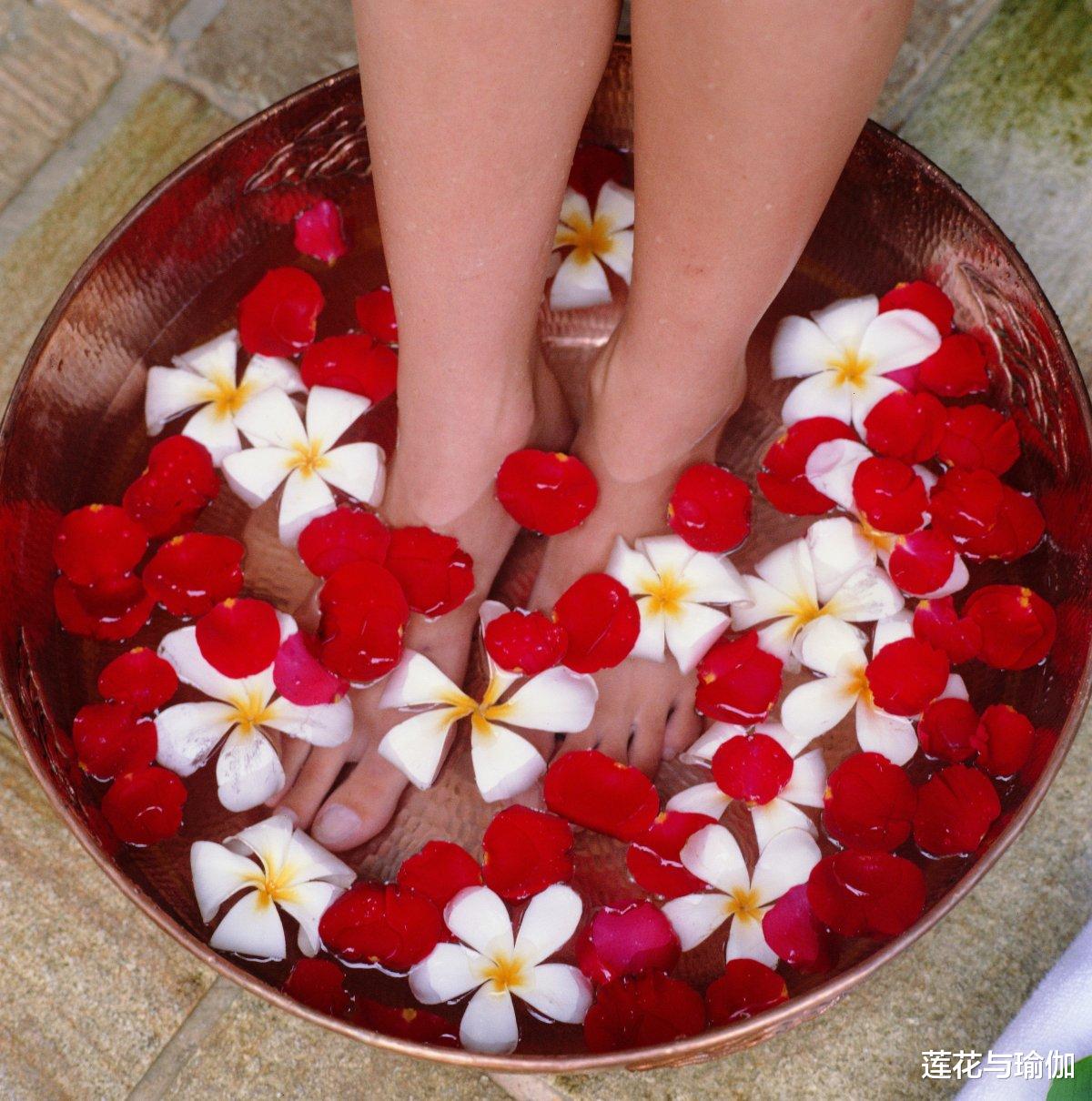 黄芪|注重保养的女性,睡前都在做这几件事,舒筋活络,安定心神