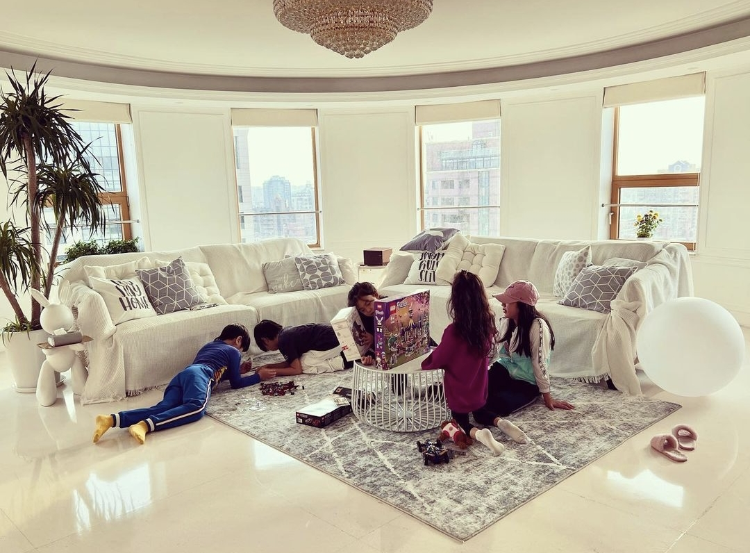 小泡芙|刘畊宏晒爸爸5聚会照，春哥一手抱Jasper一手抱小泡芙，笑容满足