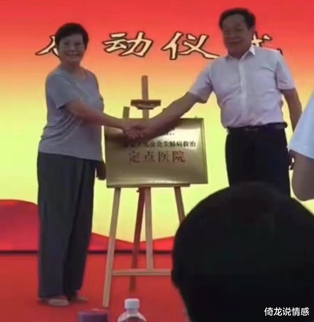 倚龙说情感|49岁袁立发福明显,被指膀大腰圆像大妈,网友:年轻时候可好看了