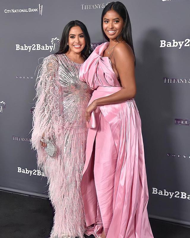 当家主母|单身富婆瓦妮莎和大女儿现身电影首映礼！39岁守身如玉却韵味十足