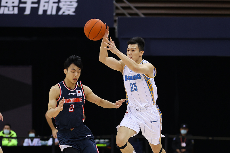 北京男篮|北京输球难掩一人高光！男篮国手轰8+4+2，关键战值得雅尼斯信任