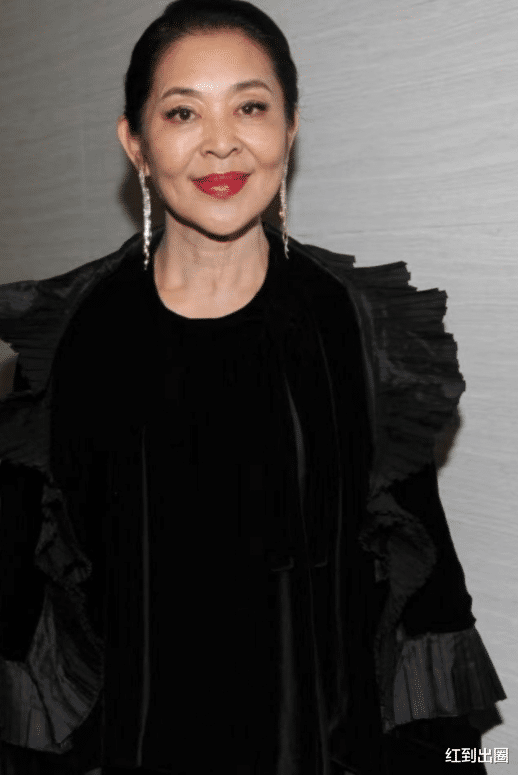 倪萍|62岁倪萍下班太晚一脸疲惫！全程弯着腰走路，助理连忙上前搀扶