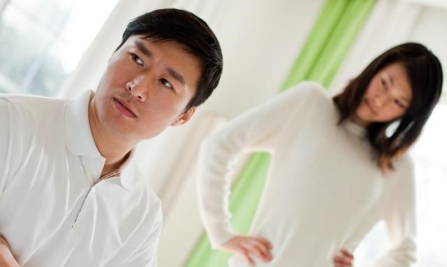 妻子偷拿丈夫雕像前去鉴定,专家看后伸手反问:你知道它是谁吗?