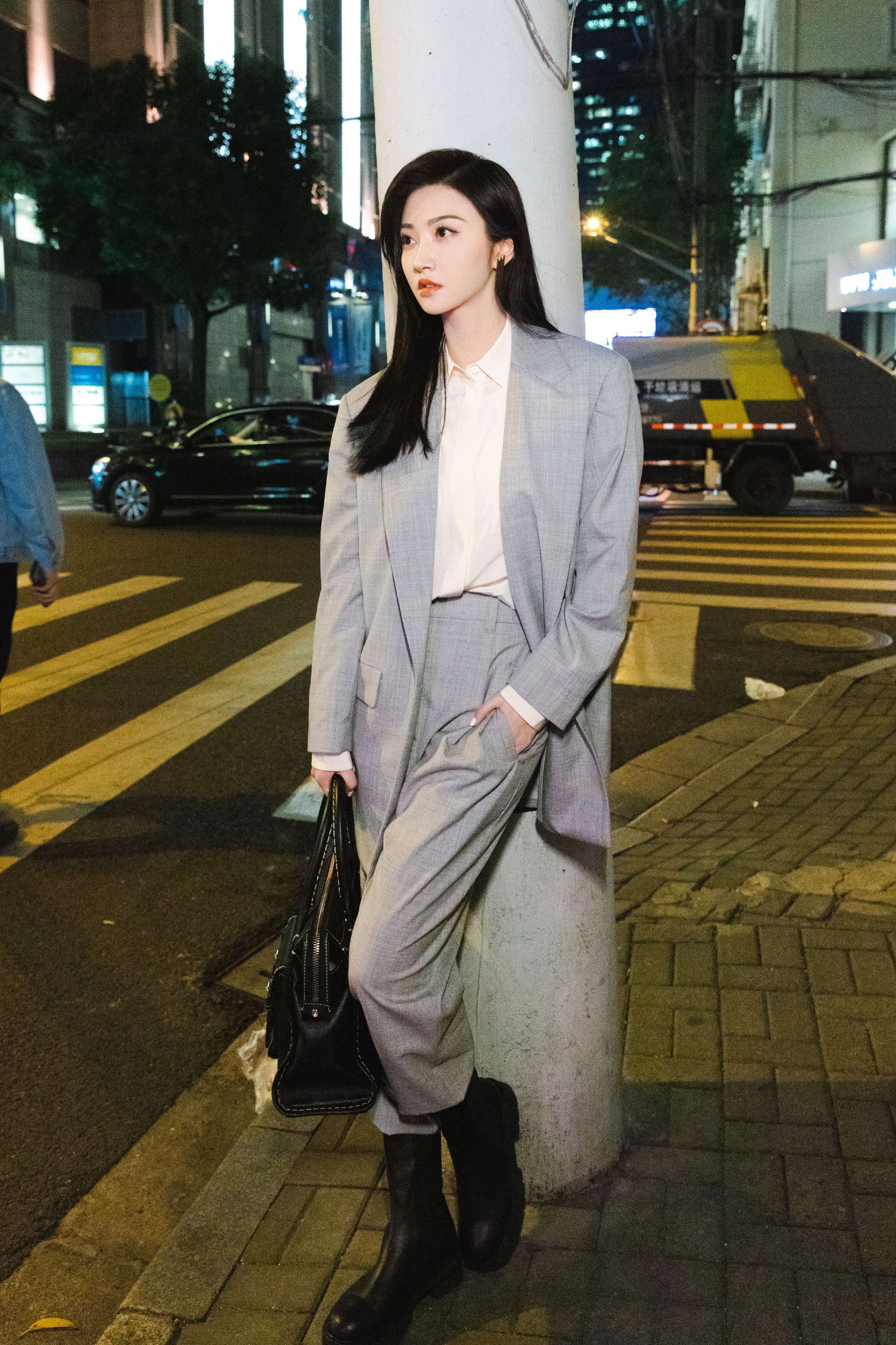 浙江省|被景甜的新造型惊艳到了!穿灰色西装演绎职场女王,美得挪不开眼