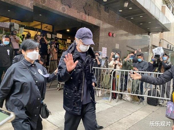 央视|吴孟达妻子现身灵堂，因过度悲伤险些摔倒，周星驰和姐姐前往悼念