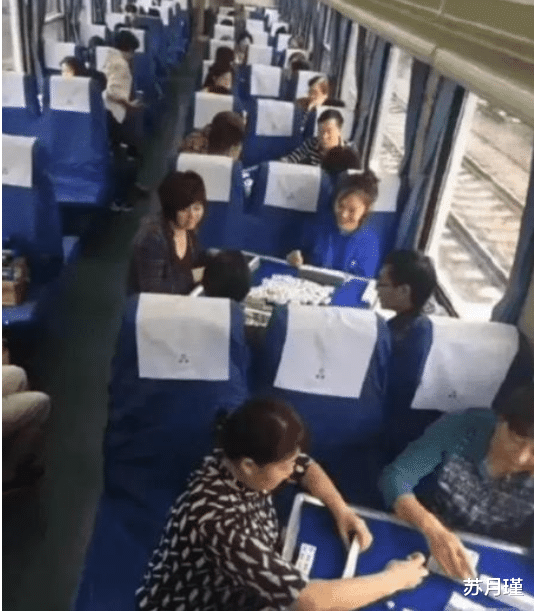 苏月瑾|“?女同事半夜发来了两张照片，问我哪张更好看，你们说这是啥意思啊？”