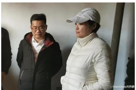 袁立 袁立素颜上年纪，身材胖也不刻意瘦身减肥，是不漂亮但心地善良