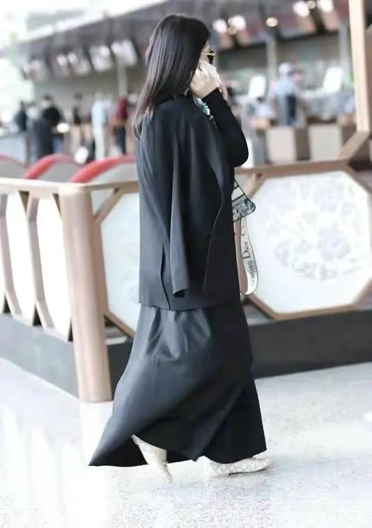 李湘|离婚的女人也潇洒！李湘气场全开炸裂机场，等着配贵妇包富婆来了