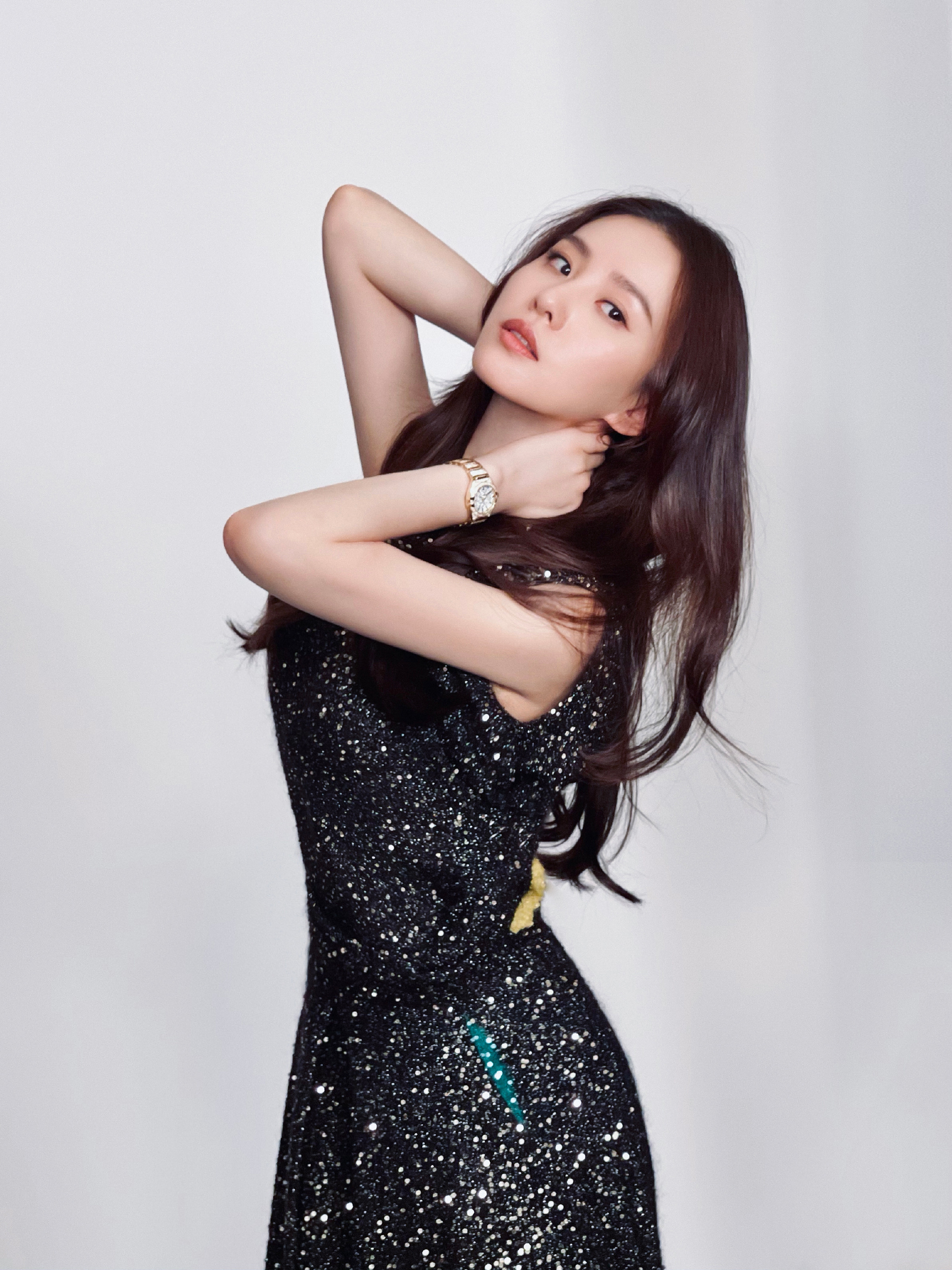 刘诗诗|刘诗诗最新大片，穿红色亮片裙，半躺地上上演美人鱼出水