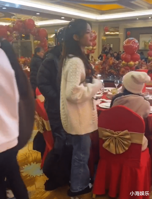 杨超越|杨超越回家为爸爸过寿，双手合十为爸爸祈愿，面对亲友低调有礼貌