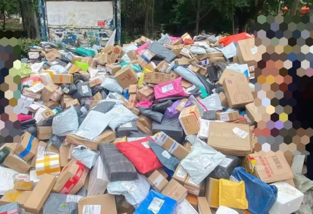 七彩云南资讯 云南昆明一高校校内快递堆成山 上千学生万里挑一取件难