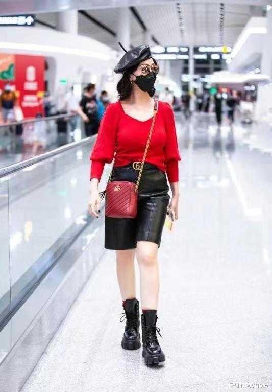 卡莉时尚show|66岁赵雅芝穿得跟个小姑娘似的，红色毛衣配皮裤，就是鞋子也很潮