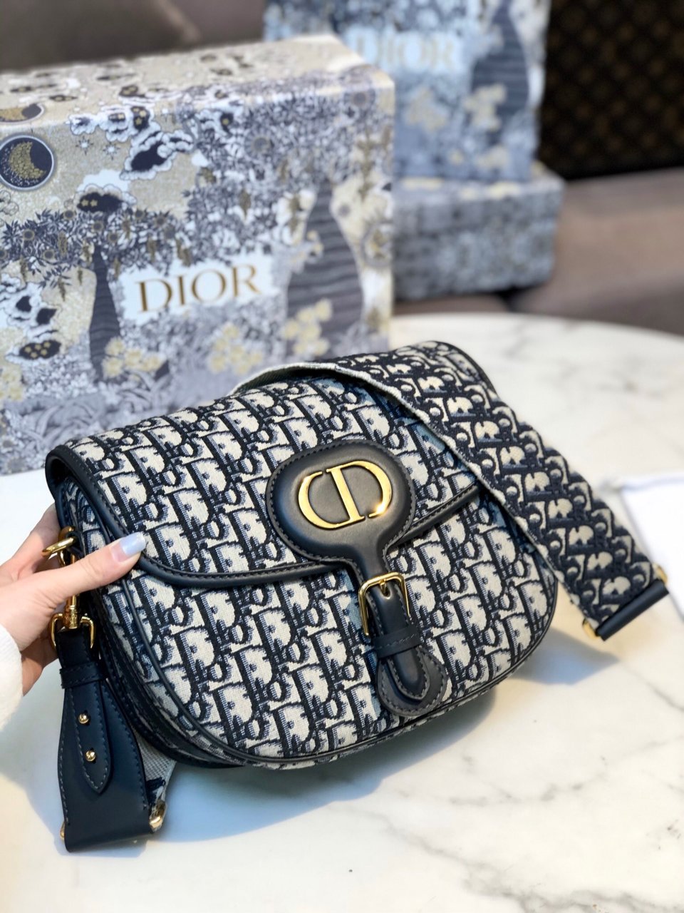 尚品控谈奢侈品|Dior众多包包中,为何最小尺寸的Bobby Bag是完美之选?