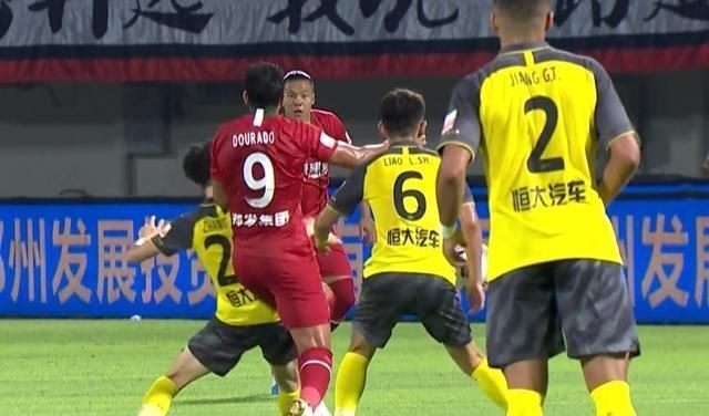 憨爸爸育儿|广州3分变1分球迷揪出一罪人：坑了三个国足教练，专挑坏毛病学