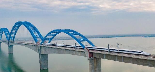 光魔術(shù)師 霸氣！湖北一座榮獲“諾貝爾”的橋梁，是世界最大跨度梁拱組合橋