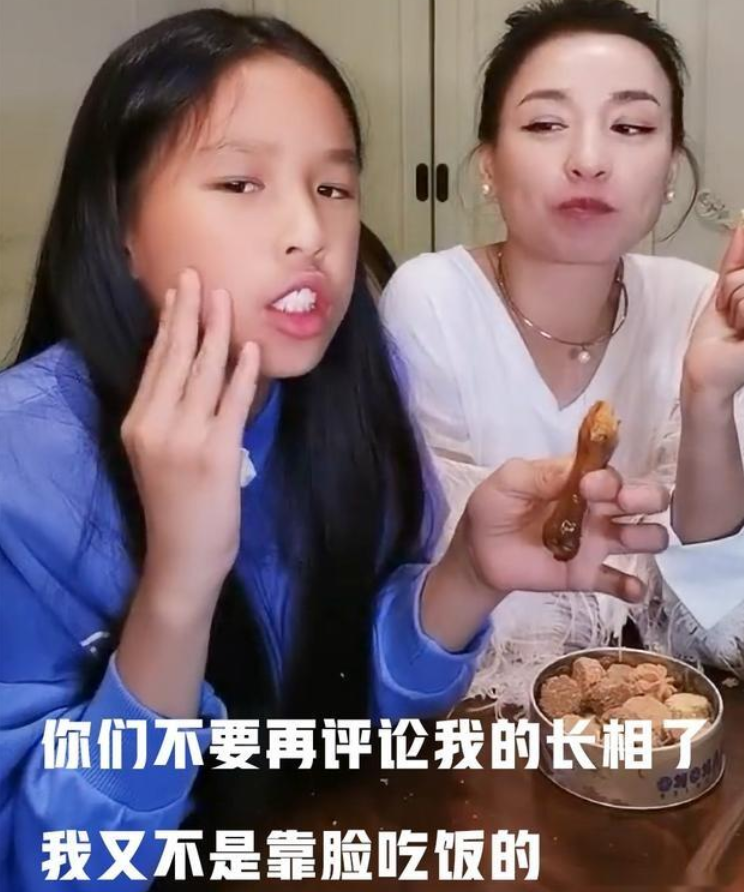 奶果的妈咪 李嫣携奢华闺蜜团三亚度假,连换两套泳装,大秀自拍晒骨感好身材