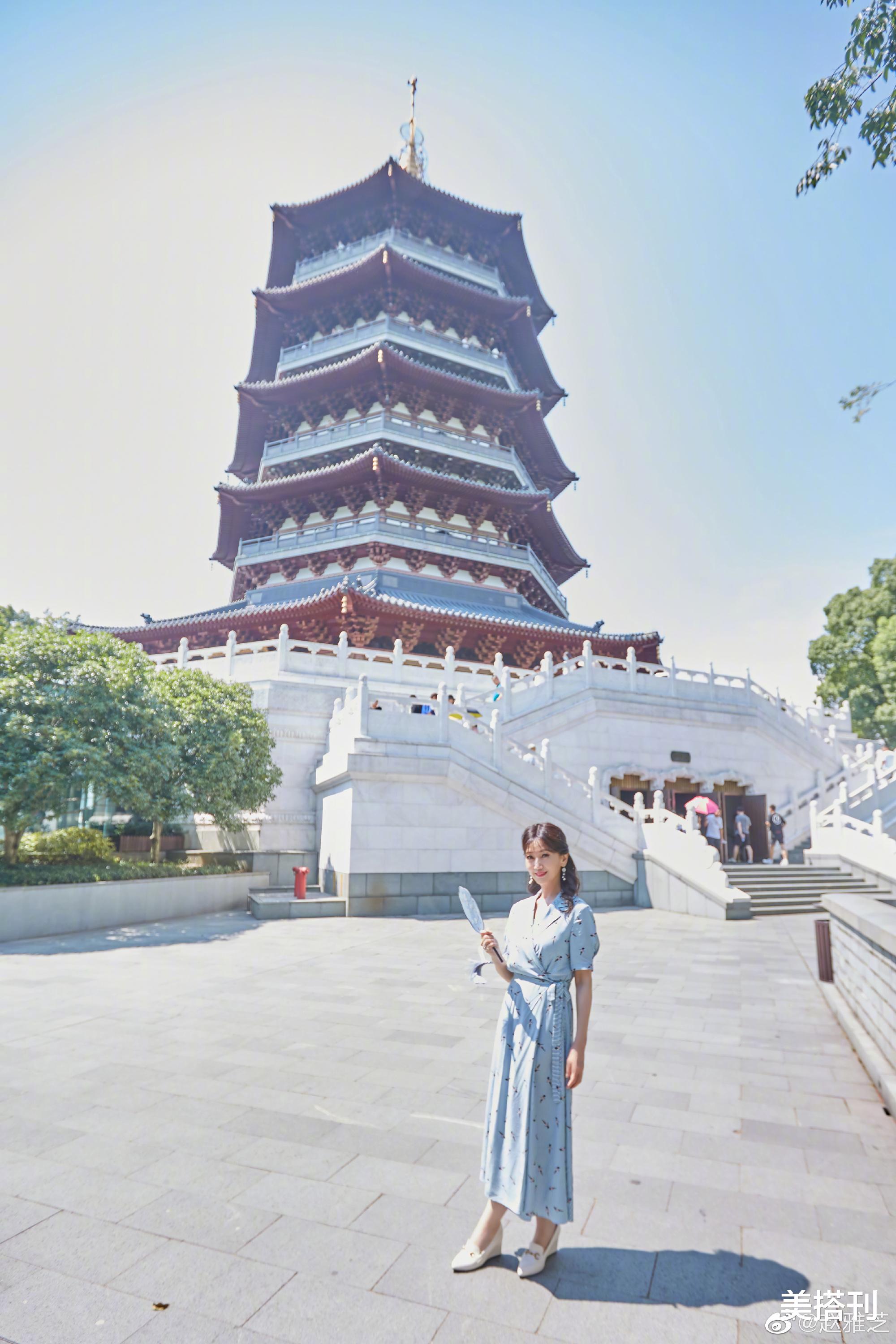 美搭刊|赵雅芝重游雷峰塔，蓝色花裙配蓝色团扇清丽婉约，29年一点没变