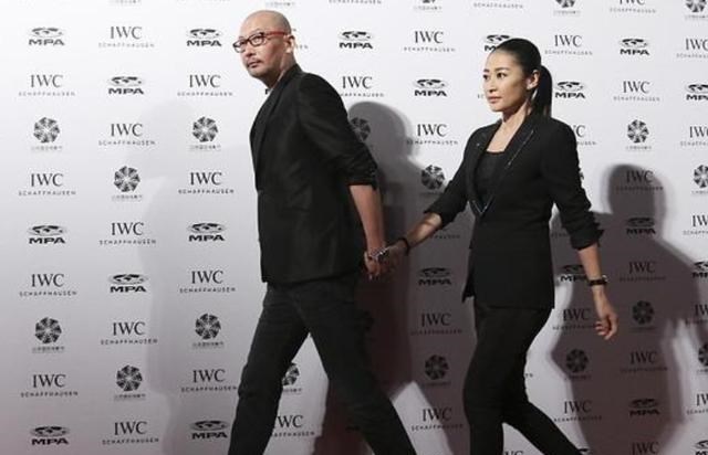 t恤 梁静太低调了，穿T恤牛仔配黄发像假小子，身旁的管虎像大叔