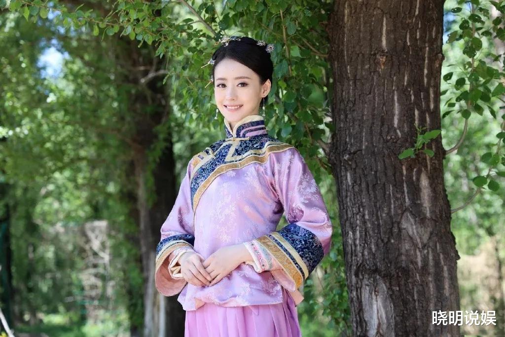 依灵|甜美少女依灵清新时尚气息亮片裙装太亮眼，雪白大长腿让人血脉偾张