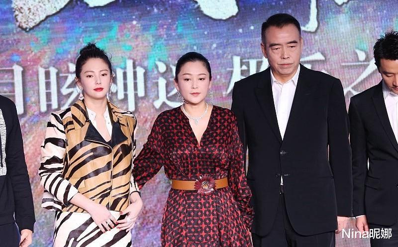 古力娜扎|53岁陈红退隐太可惜，穿半裙被推上C位好害羞，老戏骨还是“嫦娥”颜