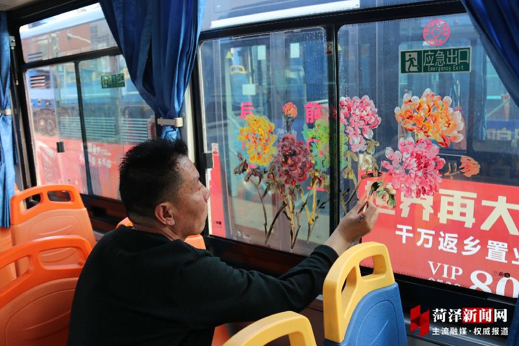 牡丹晚报 牡丹主题公交车厢亮相菏泽