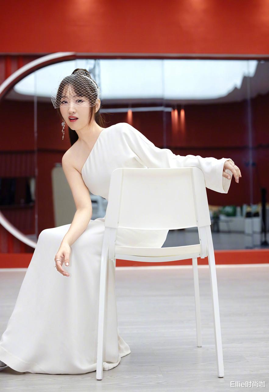 Ellie时尚咖|50岁杨钰莹爱上装嫩，穿连衣裙故意镂空，双手捧脸太可爱