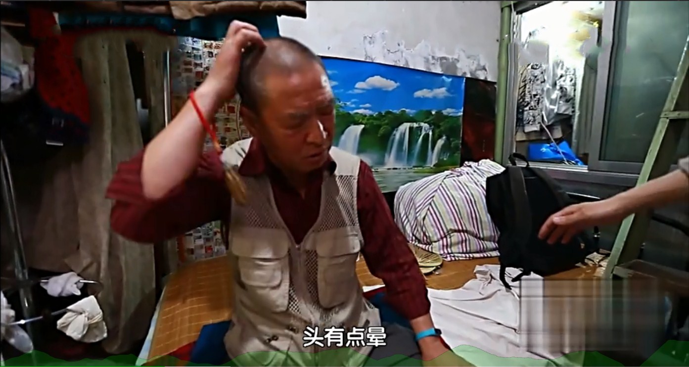 重庆|两对夫妻挤18㎡棺材房，隐私全靠一块布帘，毫无夫妻生活可言