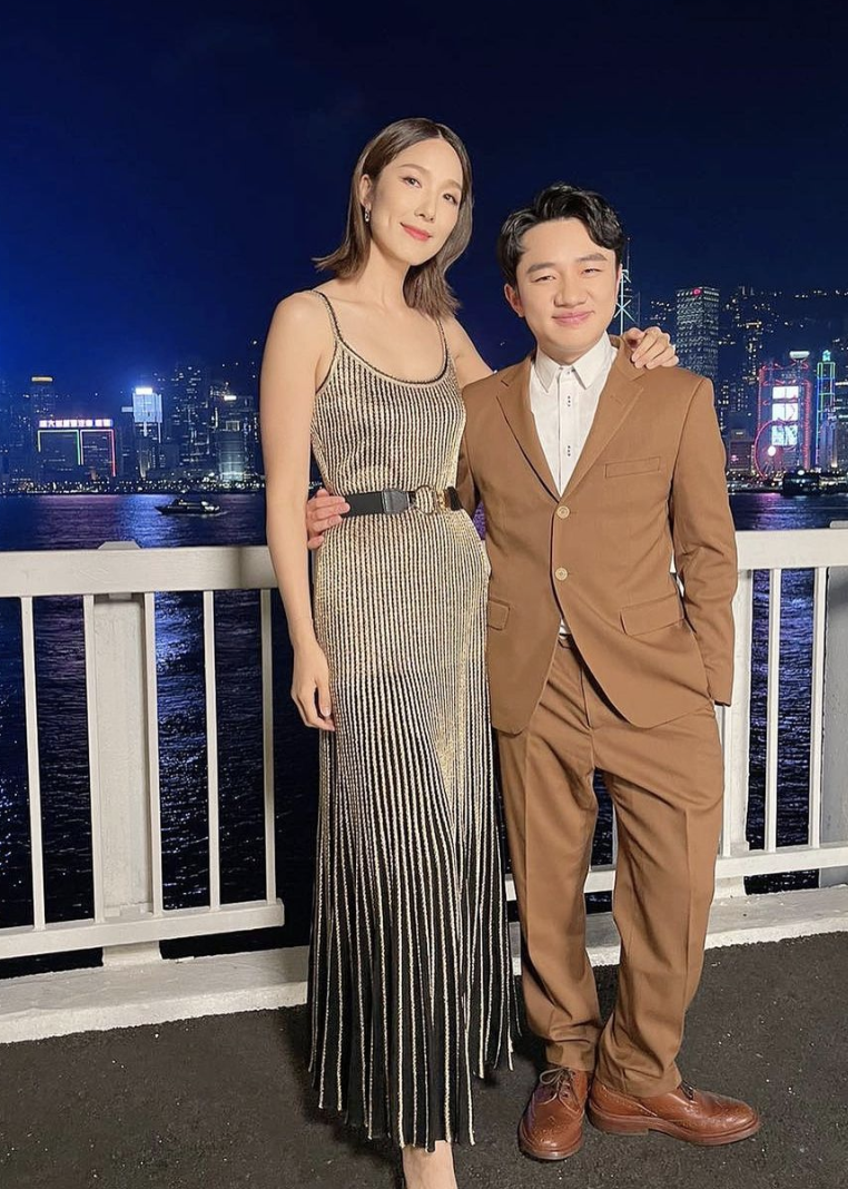 李亚男|李亚男晒瑜伽照，小女儿趴妈妈背上可爱出镜，换发型后颜值飙升