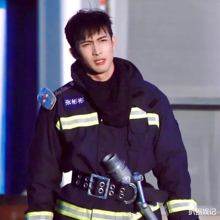 迪丽热巴|迪丽热巴现在跟嘉行关系很平等，公司不会过多插手她接什么资源