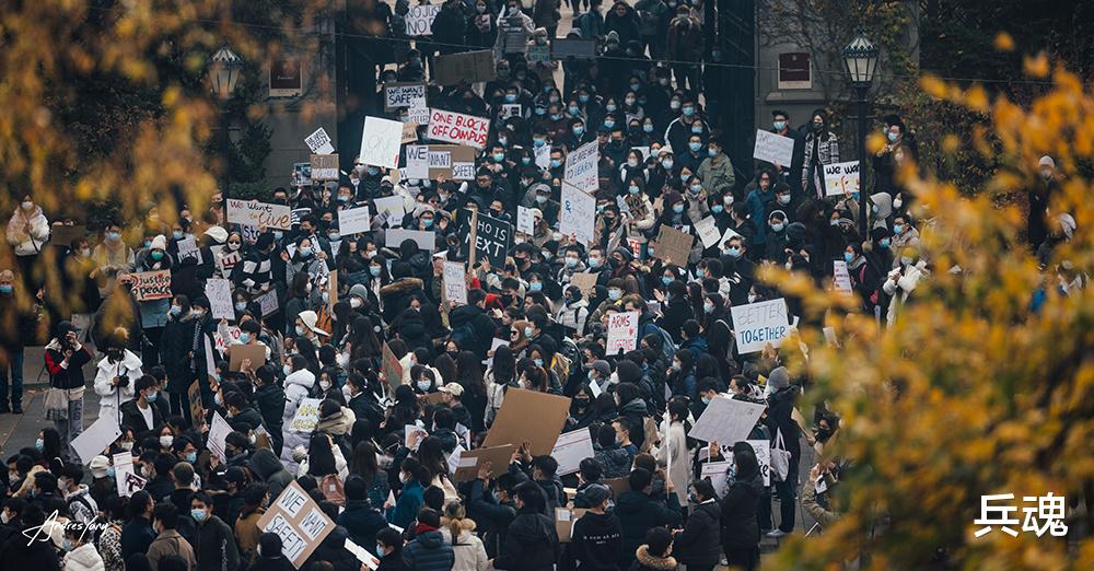 外交政策|华裔大学生在美遭枪杀，大批人群走上街头抗议，美媒惊讶前所未见