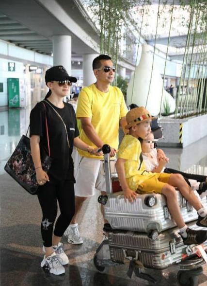 可馨育娃|赵文卓一家子感情挺好,夫妻俩同穿T恤,但张丹露穿得更帅气