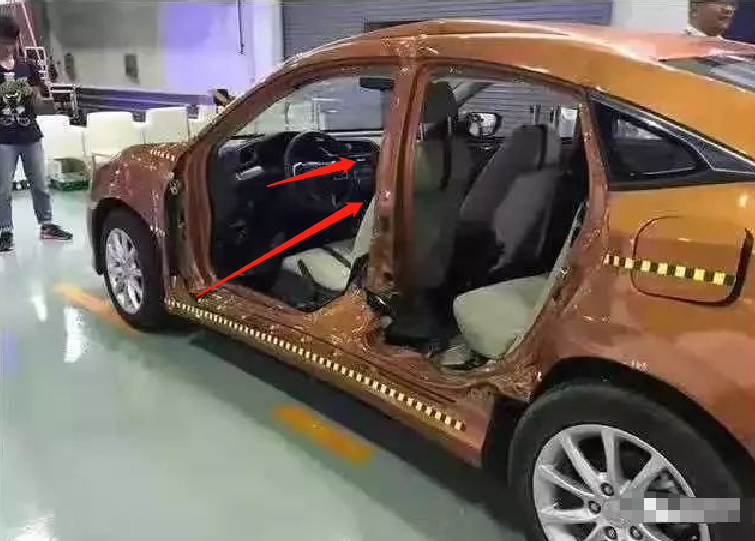 又一“神车”露出马脚,车祸后车身一分为二,网友:果真是纸糊的