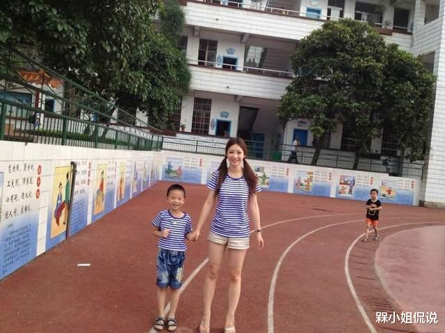 t恤|柳岩真会扮嫩，穿条纹T恤扎双马尾凹造型，牵手侄子却看着像姐弟