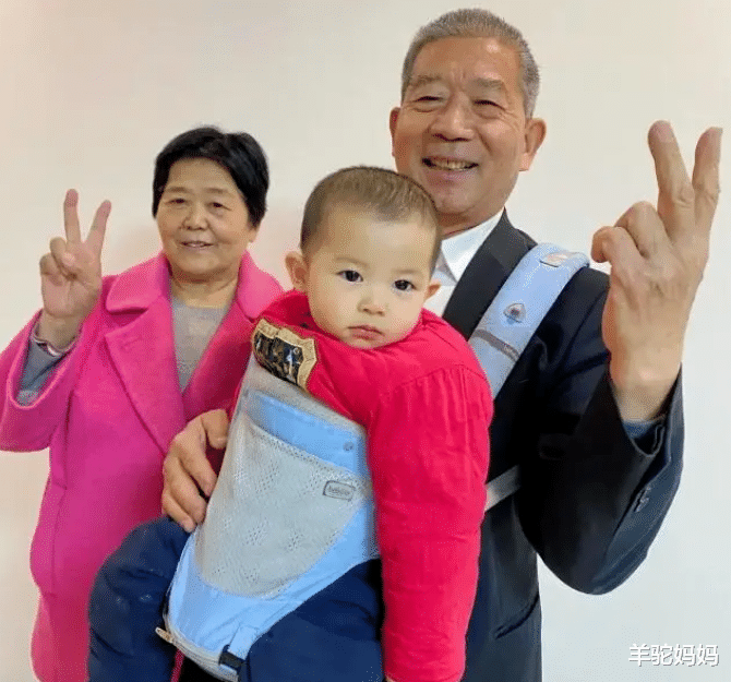 羊驼妈妈|还记得67岁生三胎的山东产妇吗？小女儿快2岁，是后悔还是幸福？