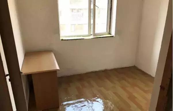 买完房没钱装修,交房后直接入住毛坯房,这一住就是三年