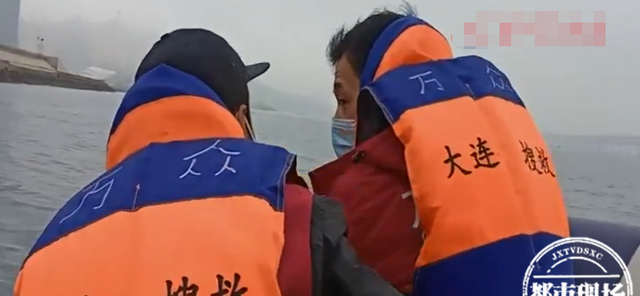 渴望爱情的素一一 海面漂来一具男性尸体!打捞上岸后,民警翻出了他的身份证