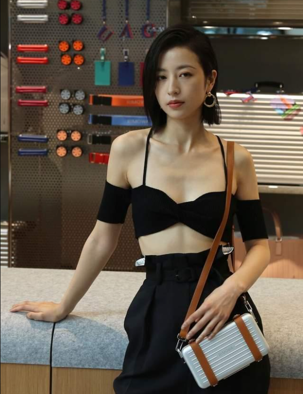 何有强|周雨彤“火”了,用吊带抹胸上衣搭配西装阔腿裤,穿得越来越胆大
