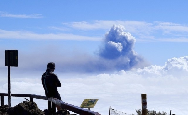 西班牙火山喷发1个月，岩浆喷涌巨石滚落，全球温度急剧下降？