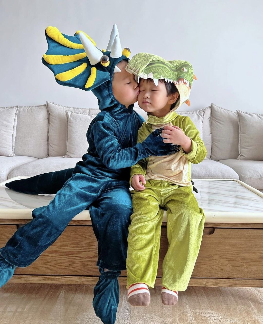 胡杏儿|胡杏儿俩儿子扮恐龙，哥哥神情生动搞怪，闭眼亲吻弟弟超有爱