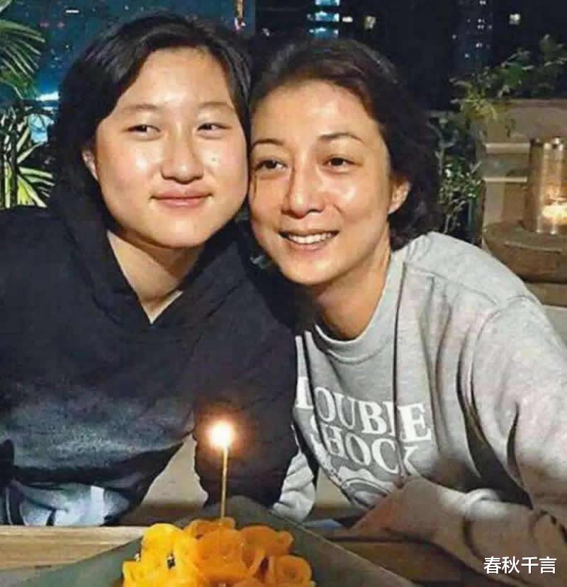 成龙|成龙女儿吴卓林：父亲拒认，母亲虐待，现实版“被嫌弃的一生”
