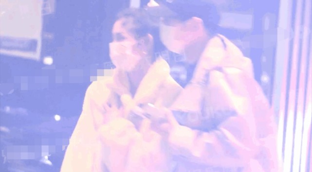 周洁琼被拍深夜与男子搂肩逛街,工作室回应:只是和同一个小区的朋友吃饭