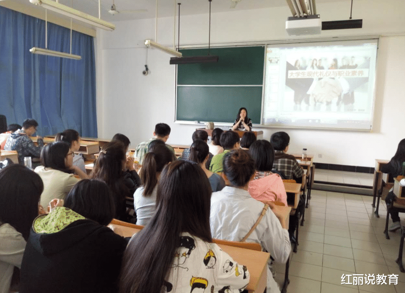 发型|当代校园女大学生流行发型，70后越看越眼熟，网友：潮流又轮回