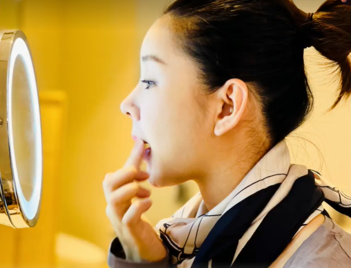 李小萌|李小萌坐月子出关,晒二胎满月点滴庆祝,一家四口温馨幸福