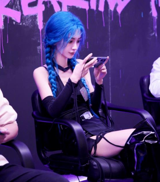 蔡小贩|Angelababy直播首秀引关注,灵药灵性对线!网友:药导太懂直播了